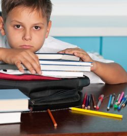 Niños obligados a ir al colegio: cuando “aprender” es una obligación